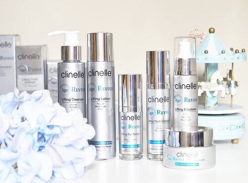 My current anti aging skin care set: @clinelleid #AgeRevive
.
Seneng bangettt dapet full size set dari @clozetteid dan @clinelleid ❤❤
.
Melanjutkan review sebelumnya, aku suka banget sama rangkaian Age Revive dari @clinelleid yang meningkatkan kadar kelembaban kulitku dan bikin make up jadi nempel plus mulus sejak hari pertama pemakaian 😍
.
Aku juga suka banget sama teksturnya produknya yang ringan dan cepat menyerap tapi berasa banget moisturizing (swipe foto kedua ➡️)
.
Kalau temen2 belum baca postinganku sebelumnya, pasti udah tau dong kalau setelah 2 minggu menggunakan rangkaian anti aging skin care ini kondisi kulitku keseluruhan membaik, terutama kadar kelembaban yang naiknya sampai 2x lipat! (swipe foto ketiga ➡️➡️)
.
Dari 7 produk dalam rangkaian ini, step terakhirnya bisa pilih Emulsion (untuk kulit berminyak) atau Cream (untuk kulit kering. Aku sendiri prefer cream karena kulitku kering.. dan produk favoritku adalah eye serum! karena mataku lumayan pemilih ya dan sedikit banget produk yang bener-bener cocok di aku tanpa rasa perih atau nimbulin milia.
.
Dari pemakaian #ClinelleAgeRevive selama 2 minggu perubahan yang visible sih pori2 jd mengecil (swipe foto keempat ➡️➡️➡️ untuk #beforeafter pic), kesimpulan aku:
Pro(s):
+ Absorbs very quickly, less than a minute
+ Hydrating & moisturizing
+ Improving overall skin condition
+ Travel friendly packaging
+ Easy to find (available at Guardians)
.
Con(s):- Contains sensitizing and comedogenic ingredients
.
Untuk lebih lengkapnya bisa baca postingan blog terbaruku #linkinbio , or simply liat highlighted IGS ku tentang @clinelleid 😘
.
Thanks heaps to @clinelleid dan @clozetteid ❤❤❤
.
.
#MyBeautifulHealthyAge
#ClinelleAgeRevivexClozetteID #ClozetteID #clozetteambassador #whywhiteworks #minireview #skincare #skincarejunkie #skincarehoarder #skincareaddict #skincarereview #beautyblogger #bblogger #beautybloggerindonesia #indonesianbeautyblogger #asianbeautyblogger #beautybloggerindo #antiagingskincare