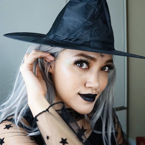 When I was a kid, I wanted to be an archaeologist. Who would have thought I'd ended up dressing up as a witch instead? 🙈🙈🙈 BTW temen2 aman dari banjir kan?ps. This look is inspired by Dani from #hooky by @miriambonastre, one of my fave webtoon 🖤.....Products used:Face:-@shiseido Radiant Lifting Foundation-@maybelline Instant Anti-Age Eraser-Essence Blush Trio-Son and Park Face Lighting & ShadingEyebrows: @nyxcosmetics_indonesia Eyebrow Gel EspressoEyes:-@beautyglazed Gorgeous MeLips:-@officialsnazaroo..#ClozetteID #clozetteambassador #beauty #wakeupandmakeup #makeupaddict #MOTD #selfie #LOTD #bblogger #makeuplover #makeupjunkie #nyxcosmeticsID#nyxcosmeticsnl #Indobeautygram #IVGbeauty #wakeup2slay #bunnyneedsmakeup @bunnyneedsmakeup #tampilcantik @tampilcantik #witch #makeup #witchmakeup #witchlook