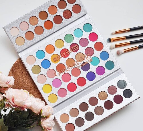 #eyeshadow palette 63 warna cm 100ribuan?

Akibat sering liat @beautyglazed di feed temen2, aku keracunan!!
Gimana sih pay offnya? bau gak sih? fallouts?
Semuanya terjawab tuntas di #reviewbeautyglazed #gorgeousme Palette di youtube-ku, worth it atau nggaknya beli eyeshadow murah meriah ini ditambah full swatches 63 warnanya.. Ditonton ya, #linkinbio ❤

#clozetteID #clozetteambassador #beauty #makeup #makeupjunkie #makeupaddict #beautyblogger #bblogger #indonesianbeautyblogger #beautybloggerindo #beautybloggerindonesia #beautybloggerid #fdbeauty #whywhiteworks #bloggerceria #bloggerperempuan #bvlogger #makeupreview #aestheticaccount #beautyglazedgorgeousmereview #discoverunder5k #flatlay #flatlays #beautyglazedgorgeousme