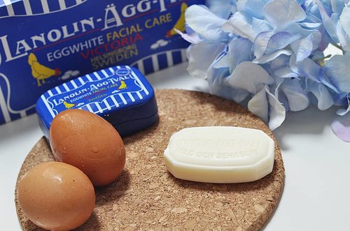 Hi babess.. Have you heard about Sweden Egg Pack, a multi-tasking soap?

It's also known as Victoria Lanolin Egg White Soap, which is inspired by Swedish women's beauty secret.

From the name you probably have guessed the key ingredient: egg white! which can help to firm your skin and diminish the blackheads and makes pores smaller. The side effect though, it'll leave our skin dry. But this Sweden Egg Pack has other key ingredients that rich in moisurizer agents: Glycerin, Lanolin, Olive Oil, Edelweiss Extract and Rose Water which will tackle that problem!

If you haven't heard about Sweden Egg Pack, this lil cute bar can be used as facial soap and mask, and I have tried both methods!
I can see the difference from the first try using it as a mask, my skin looks cleaner and the blackheads reduced. I've also been using it as daily facial soap for 10 days, wanna know the result? check the complete, honest review on my #youtube, #linkinbio ❤

You can buy a pack of this magic soap (1 pack contains 6 soap + 1 soap container to keep it hygienic) for IDR 363.000 at @hicharis_official @charis_indonesia, and you know what? If you use it only for facial care (mask and wash) 1 pack will last for minimum 1 year! How crazy is that 😍

Ah, one more thing, you can get discount if you buy from my @charis_celeb shop: hicharis.net/wennykyuuto/GxH

#clozetteid #clozetteambassador #beautyreview #charis #hicharis #charisstore #charisapp #charisceleb #charisreview #swedeneggpack #swedeneggpackreview #victorialanolinäggtvål #victorialanolineggwhitesoapreview #beautybloggerid #beautyblogger #beautybloggerindo #beautybloggerindonesia #indonesianbeautyblogger #koreanbeauty #kbeauty #whywhiteworks #aestheticaccount #discoverunder5k