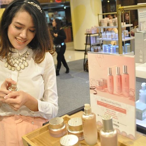 Trying the new launched Yehwadam by #TheFaceShopID

Made my skin supple and dewy.. 😍

#TheFaceShopID #yehwadamlaunching #clozettexthefaceshopid #clozetteID #clozettedaily #clozetter #koreanlook #koreanbeauty #beauty #skincare #beautyblogger #beautybloggerindo #indonesianbeautyblogger #asianbeautyblogger