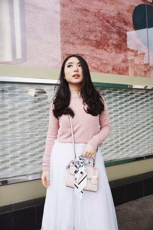 JFW Day 6! Sweet in pink 💕
Matching a flowy tulle white dress with cropped pink sweater x pink sunnies x soft pink sling bag