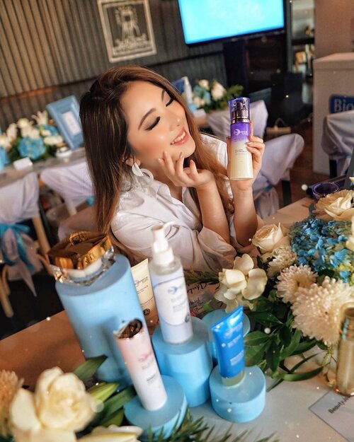 Right now at this re-launching of  @bioessenceid skincare event 💙—They have 5 different categories, each with its own ingredients and benefits for your skin;- Bio Water ( Cooling, Soothing, Refreshing, for Sensitive Skin )- Bio Gold ( Prevent Anti-Aging for Radiant Smooth Skin )- Bio White ( Advanced Whitening for Flawless Bright Skin )- Bio Renew ( Advanced Anti-Aging for Renewed Youthful Skin )- Bio Bounce ( Advanced Anti-Aging for Renewed Youthful Skin )—The one I’m holding is one Collagen Skin Enhancer to keep skin bouncy from the series of Bio Bounce. Core benefit of this particular series is for advanced anti-aging and renwwing youthful skin.—Watch my IG story for live updates! Hint : there’ll be a race, so if u wanna watch us compete, hop to my story now 😝—#Bioessenceid #BioessencexBeautyJournal #Bioenergycomplex #BeautyJournal.........#beauty #portrait #beautyblogger #blog #makeupjunkie #dreamy #skincare #beautyenthusiast #beautyinfluencer #beautyjunkie #blogger #influencer #lifestyle #bloggerstyle #fashionblogger #tampilcantik #haircare #ulzzang #love #clozetteid #makeup #skincarereview