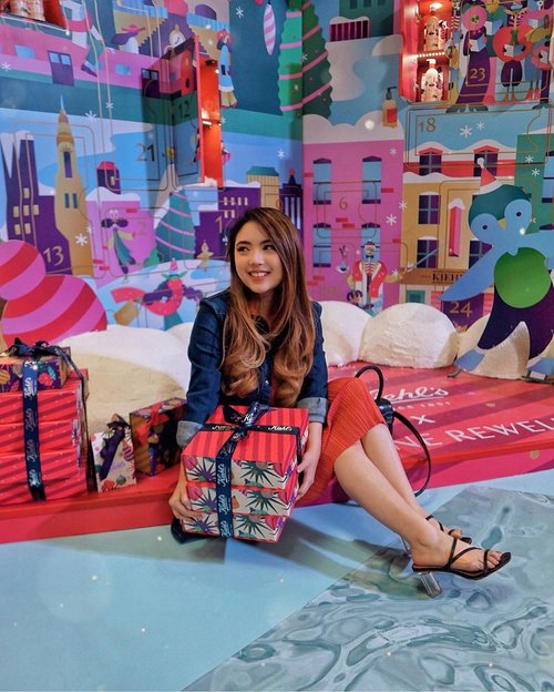 Was just at Grand Indonesia Mall for @kiehlsid Holiday Event! As the Christmas season marches in, Kiehl’s is welcoming the season with this festive event 🥳—Everyone’s invited to the pop-up event to have fun! There’s a giant snowglobe in which you can take fun pictures inside & free skin check. By sharing your experience on your social media, you’ll be able to get their travel-sized & mini-sized skincare products 😍 Sunday would be the last day, so make sure to visit them tomorrow to have fun and claim the freebies 🎁 —#KiehlsID #ClozetteID#KiehlsHoliday#KiehlsxClozetteID 📸 @fazkyazalicka .........#beauty #beautyblogger #beautiful #blog #portrait #makeup #beautyenthusiast #skincare #skincareroutine #lifting #skin #skincaretips #beautyinfluencer #beautyjunkie #blogger #influencer #lifestyle #makeupjunkie #beautytips #bloggerstyle #tampilcantik #lifestyleblogger #beautyblog #beautybloggers