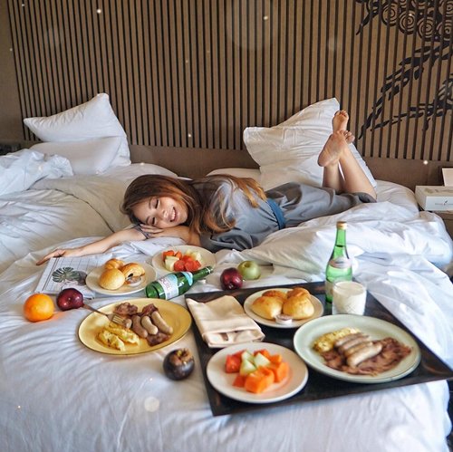 Good afternoon beautiful souls! 🌞Craving a great brunch in in bed right now 🥐🍎🥞—#ThePetiteMissyTravels📍@pullmanciawivimalahills📸 @steviiewong...........#hotel #lifestyle #luxury #breakfast #breakfastinbed #feminine #fashionistas #leisure #hotel #classy #lady #parisienne #ootd #lotd #trend #travel #travelblogger #outfit #traveling #dreamy #bloggerstyle #styleblogger #blogger #fashionblogger #fashionpeople #fashioninfluencer #style #clozetteid