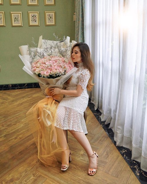 First time in my whole life to be receiving 100 roses at once! 🌹The size of the bouquet itself got me speechless. I felt so loved and spoilt! Many many thanks to @maidenflorist for the sweetest present ever 💐 Next time I need a festive beautiful bouquet, I know just where to get them! 💕—#PriStyleDiaries📸 @sonyathaniya ........#whatiwore #portrait #womensfashion #fashionistas #parisian #bouquet #sweet #feminine #vintage #elegant #parisienne #parisianstyle #dreamy #party #travelblogger #lotd #bloggerstyle #fashion #styleinspo #instastyle #blogger #styleblogger #fashionblogger #influencer #ootd #fashioninfluencer #style #outfit #clozetteid