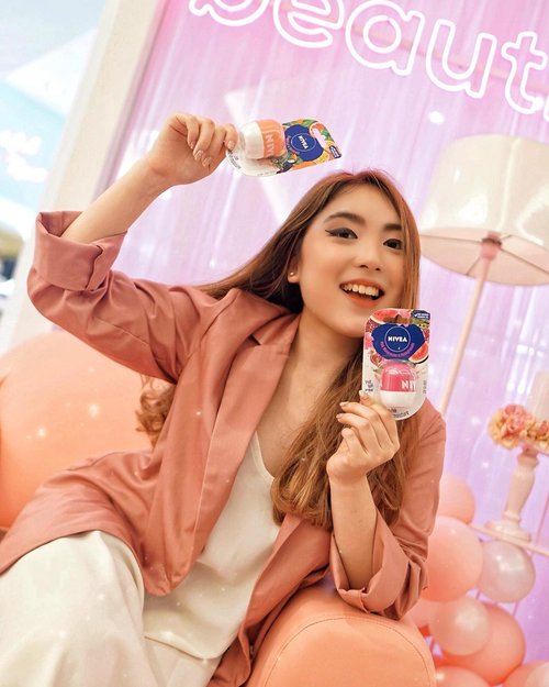 Excited for the launch of @nivea_id Pop! Ball today at @shopee_id 🥳🎉 So lucky to be getting this one before anyone else 🤪 But you can get it TODAY too via Shopee 🧡 Btw from the 1st til 4th July, there’ll be Nivea x Shopee Brand Day, so stay tuned for more FUNNNNN!—I have attached the link in my story in which you just need to swipe up! Or the link in my bio, it works just the same 💃🏻—#NIVEAPOPBALL#NIVEALIPPOPBALL#NIVEASUMMERFEST#NIVEAPOPBALLEXPOSED📸 @ellenstephaniee .........#beauty #lips #lipbalm #beautyblogger #beautiful #blog #makeupjunkie #skincare #beautyenthusiast #beautyinfluencer #makeuplook #beautyjunkie #blogger #influencer #lifestyle #makeup #beautytips #bloggerstyle #tampilcantik #fashionblogger #makeupreview #ulzzang #lifestyleblogger #fashioninfluencer #clozetteid