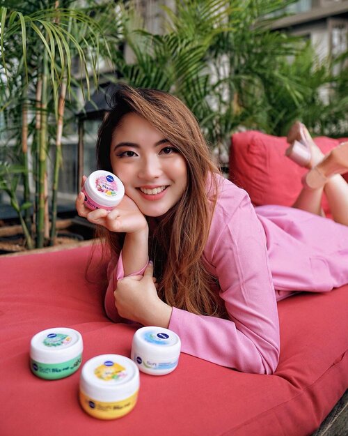 To all of you with a playful and youthful personality, meet Nivea Soft Mix Me! 🌈 These products from @nivea_id is formulated with Jojoba Oil and Vitamin E to give moisture, softness and refreshing sensation to both the body and face. It functions to prevent our skin from drying, without any sticky and oily after-effect, since it got absorbed by the skin pretty quickly..They come in 4 variants;🍓 Berry Charming ( Girly )🍍 Happy Exotic ( Fun )🌿 Chilled Oasis ( Edgy )💦 Original ( Simple and Chic )So find the one that fits your personality best! 😍.@clozetteid #MixMeTroops#TapTapSwipe#ClozetteID#NiveaMixMeXClozetteID📸 @roshnirossa .......#beauty #beautyblogger #beautiful #blog #portrait #makeup #beautyenthusiast #skincare #skincareroutine #skincarereview #skin #skincaretips #beautyinfluencer #beautyjunkie #blogger #influencer #lifestyle #makeupjunkie #beautytips #bloggerstyle #tampilcantik #fashionblogger #lifestyleblogger #beautyblog #beautybloggers #clozetteid