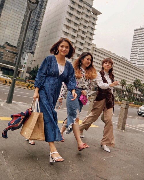 A perfect depiction of us, stepping into the weekend 🤩
.
.
.
.
.
.
.
.
.
.
.
.
.
#whatiwore #casual #casualstyle #city #chic #edgy #womensfashion #fashionistas #ootdbloggers #lotd #bloggerstyle #fashion #wiwt #lookoftheday #styleinspo #instastyle #ootd #styleblogger #blogger #fashionblogger #fashionpeople #fashioninfluencer #style #outfit #stylist #fashionweek #highfashion #clozetteid