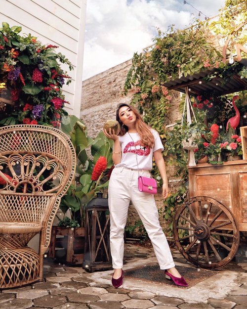 NEW!! Tropical-inspired display in front of @onnihouse.jkt 🌺🌴 Sorry my outfit doesn’t match the location because I had 3 events all in different venues that day and therefore couldn’t carry around outfits to change 😂 BUT FOCUS ON MY SURROUNDINGS! I’m so in love with the flamingos decor and tropical flowers 😍
.
Had a tropical luncheon with friends, and was served new items on the menu. Highlight was the Caesar Salad, Gulai Salmon & Matcha Brule. MUST TRY 💯🤤 .
And good news! The owner personally just announced that you can actually take pics here. You may change outfits as well, BUT please don’t disturb others nor make others feel annoyed by you taking pics. AND please don’t take catalog/commercial-related shoots or pre-wed shoots without permission. But if you do it just for the sake of contents, you are allowed 🤗♥️ If anything, just ask to meet the manager! He’s super kind, and will immediately help you out with that.
—
📸 @steviiewong 
#PriStyleDiaries
.
.
.
.
.
.
.
#whatiwore #womensfashion #tropical #fashionistas #summer #dreamy #nature #portrait #travelblogger #ootdinspiration #ootdbloggers #lotd  #fashionblog #bloggerstyle #fashion #wiwt #styleinspo #instastyle #ootdfashion #ootd #styleblogger #blogger #fashionblogger #fashionpeople #outfitoftheday #fashioninfluencer #style #outfit #clozetteid