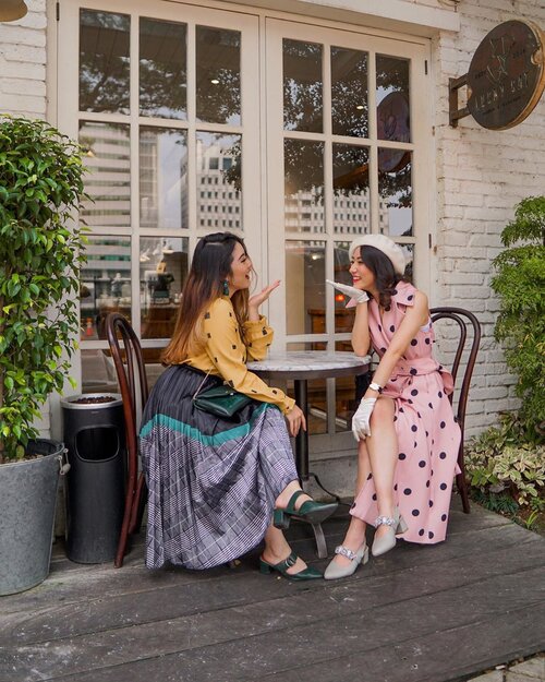 Wishing my bubbly dress-up playmate a very happy birthday today! Admiring how you are so driven and hardworking, also multitalented ✨ Throwback to our first meetup and we dressed up similarly like a true Parisienne hahaha 💕 Missing you so badlyy! Hope we could someday explore Europe together okay? Be my tour guide! 🥰 Have a blast today @vlodelarosa 🎉💝
.
.
.
.
.
.
.
#paris #insipiration #whatiwore #portrait #womensfashion #fashionistas #parisian #feminine #elegant #summer #spring #parisienne #parisianstyle #lotd #bloggerstyle #fashion #styleinspo #instastyle #blogger #styleblogger #stylist #fashionblogger #influencer #ootd #fashioninfluencer #style #lifestyle #lifestyleinfluencer #outfit #clozetteid