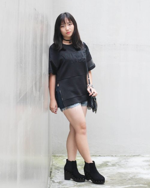 Black is such a happy color ❤
.
.
.
#style#blogger#bloggerstyle#streetstyle#ootd#potd#ootdindo#lookbookindonesia#black##lookoftheday#mood#instagood#lookbook#clozetteid#clozette