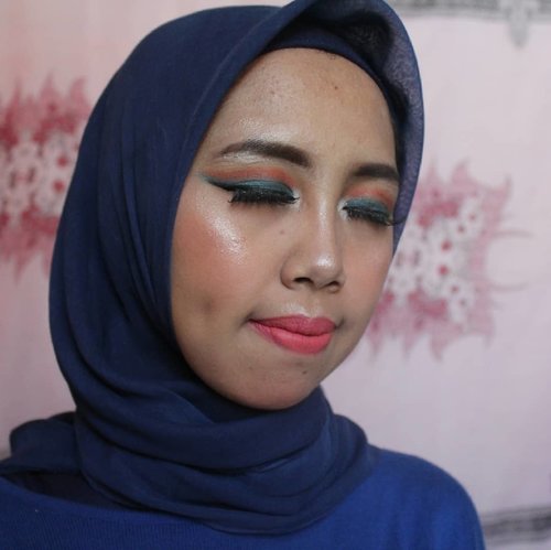 Orange & blue
.
.
Product used : 
EYES
.@mizzucosmetics eye base essential
. @revlonid photoready kajal
. @mukka_kosmetik eyeshadow palette
. @catrice.cosmetics eyeshadow palette
.
.
#eyemakeup #cutcrease #bbloggerindonesia #indobeautygram #beauty #clozetteid