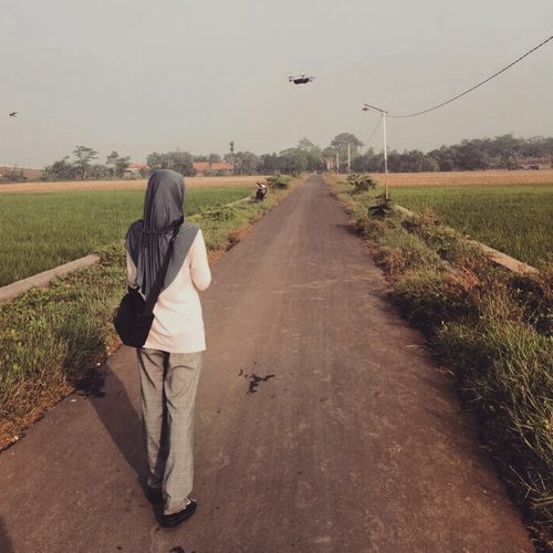 [Page 161 of 365]
Ramadan bakal kukutan. Malam ini malam 27. Khataman quran. Hadir di khataman quran itu bagai datang ke pembagian ghanimah (harta rampasan perang). Nanti malam hadir kan di surau-surau terdekat?
•
11 Juni 2018
•
Ps: masih ada waktu menyesap ramadan. Semoga bukan sisa-sisanya saja
•
#hijabblogger #hijabers #standingsolo #clozetteid #drone #pilot #pilotdrone #dronestagram