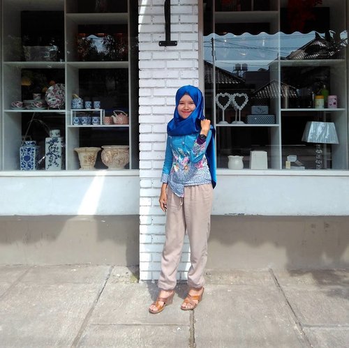 [Page 318 of 366]On mood. Santai-santai di rumah aja. Ngga ngomong politik, ngga ngomong Sara●13 nov 2016Ps: batiknya bagus ngga? Asli lho itu😂●#ootdhijabindo #ootd #clozetteid #hijab #lifestyleblogger #bloggerPekalongan #batik #batikPekalongan