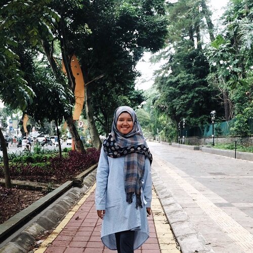 [page 319 of 365]
Salah satu hal yang kurindukan dari Bogor adalah bau udaranya usai hujan. Mau itu sore, pagi, bahkan malam. Syarat nikmatinnya di trotoar kayak gini, bukan di angkot
•
17-11-17
Ps: berjalanlah di tempat yang aman
•
#clozetteid #terfujilah