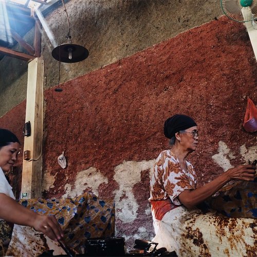 [page 284 of 365]Ngapain sih panas-panasan ke kampung batik? Sok turis di kota sendiri? Jawabnya adalah...to love you more batik Pekalongan•Pertama kalinya ke Pesindon Pekalongan dengan niatan melihat langsung proses membatik, bukan sekedar lewat ngindarin pantura yang macet•13 Oktober 2017Ps: cerita lengkap di blog >> pekalonganku.com•#clozetteid #batik #batikpekalongan #larissa #explorepekalongan #pekanbatik #terfujilah #genpijateng