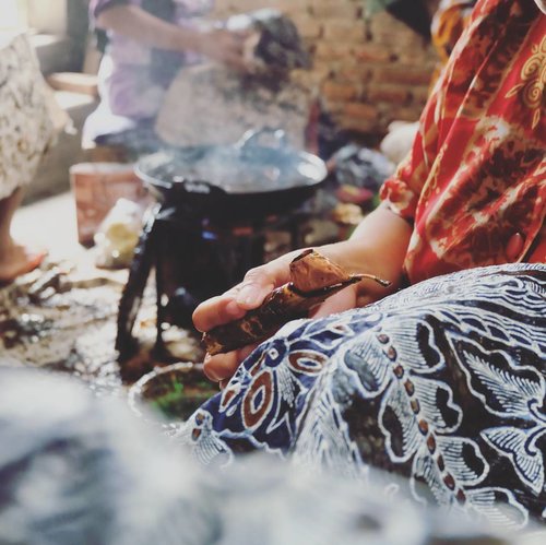 ada doa dalam motifnya yang barangkali tak kau sadari. Masih enggan menggendong bayimu dengan kain batik karena takut dibilang ndeso?
---
#GoFujifilm #FujifilmXbatik #Westerndigital #WDMYPASSPORTWIRELESS #terfujilah #clozetteid #batik #pekalongan #ExplorePekalongan