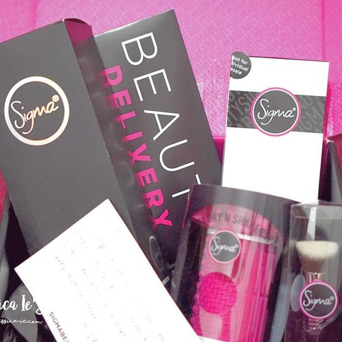 Can't believe what @sigmabeauty sent me! Have you read my unboxing post on blog? If you haven't, you got to! They sent me their latest products with the whole new innovation in beauty tools💕

Have you heard of kabuki brush in 3D form? Have you heard about a brush cleaner mat which has many different patterns on it for different purposes, also to dry them out + keeping the bristles in shape?

Sigma really amazed me with their innovation that I have never met in another brand. Thankyou so much Sigma😙

#sigmabeauty #clozetteid #makeup #brush
