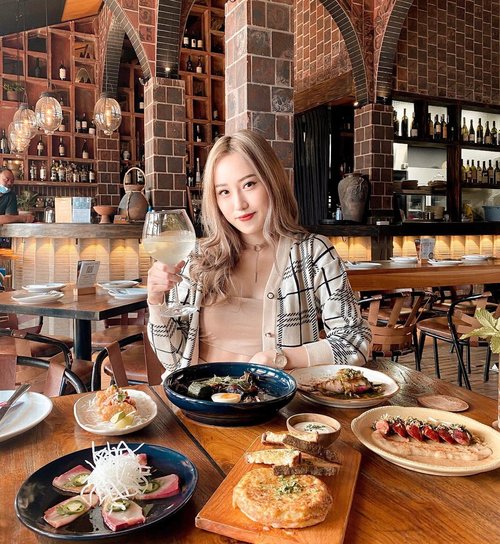 Had an amazing lunch at almatapasbar!! oneeyedjack.bali also serves there. .SWIPE for VIDEO📹.Let me break down one by one:Atmosphere & place: 9/10 Food: Bear with me, it’s not gonna be short!🤣...Price: worth the taste✨Parking: yes, across the street. Scooters are more recommended. .To see more reviews check out my Tiktok (jessica_ie2)😉.📸: degabriella 🥰.#clozetteid #socomy #socomyid #jessiereview #bali #explorebali #balilivin #thebalibible #balilife