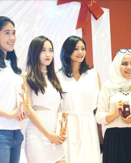 With the other winners at the @SKII x @clozetteid event!

Had so much fun in SK-II event last month on Suminagashi Festival!
Mau tahu kita ngapain aja? Yuk mampir ke blog post terakhirku di www.jessica-ie.com malam ini. <3

#clozetteid #skii #SKIIgifts #clozetteidxskiisby