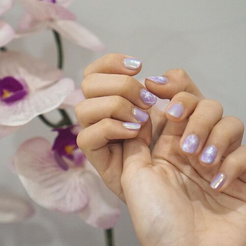 Falling in love with my first light purple nails with a touch of flower art and holographic shine✨By mba Retno @beautybar.sby Ada di PTC (sebrang excelso), royal plaza dll. Ada BB glow, eyelash extension dll juga.Buruan mampir karena lagi banyak promo nih! 😉.#clozetteid #influencersurabaya #influencerbali