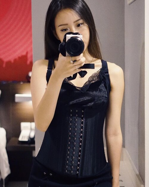 29 bone vest shaper by @lazeen.id! 😍😍
.
Sumpah bahannya bagus banget, kelihatan mahal dan rapi banget. Terus gunanya apa sih?
Nah body shaper ini itu bisa bantu kita dapet lekuk tubuh ideal yang diidam2kan loh. Dengan pakai 8-12jam tiap hari, perut dan pinggang akan jadi lebih ramping dan bisa bantu menurunkan berat badan. 😉
Tulang2nya kokoh💕
Talinya adjustable yah jadi bisa panjang pendek sesuai ukuran kamu. Dan vest ini bisa bantu push up payudara juga. 
Ada warna black and white, jadi bisa sesuai selera kamu.;)
Juga ada ukuran dari xxxs sampai 6XL! 😍😍 eits, jangan salah yang kurus soalnya belum tentu bentuk badannya tegak dan seperti hourglass yah ⌛️⏳Karena banyak yang kurus tapi buncit / melebar kesamping. Jadi solusi banget nih, buat kalian yg kurus tapi lemak2 di sekitar samping perut dan perut bawah menggelambir. Cobain deh produk dari Lazeen. 🔥
Ready stock cuma di @lazeen.id ;) masih banyak model lainnya dengan berbagai kegunaan lainnya seperti mengecilkan lengan, korset tanpa tali dll. ❤️
.
#clozetteid