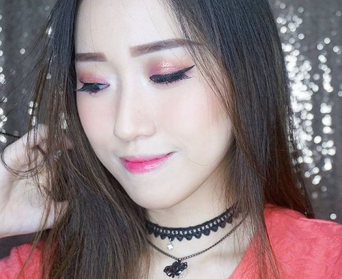 Rise and shine! Happy Valsday. Gak kerasa ya (mblo)😂 Sesuai janji kemarin, produk yang digunakan: 🍦SWEET #VALENTINE MAKEUP🍭 👀: @freshkonindonesia Alluring Winsome Brown

Eyes:
@shophudabeauty Rose Gold Palette 😍 (Rose Gold in the mid of the lid, Flamingo for inner crease and under eye, Henna & Suede for outer crease, Moon Dust for inner corner, Henna for under eye winged shadow)
@idooa_id Thick Black Eyeliner for winged bold eyeliner (love it!)
@aiglow_lashes Papillona P7
@tonymoly.official backstage gel eyeliner for tightlining and lower lash line

Face:
@sleekmakeup Solstice Highlighter (Hemisphere--the pink one) from @beautyhaulindo 
@revlon_id Blush (Soft Spoken Pink)

Lips:
Kailijumei Flame Red from @lulurwajahbali
@sensatia_botanicals Lip Protection

#bbbvalentinesday #bbbteamblack #balibeautyblogger #Clozetteid #makeup #beauty #cathydollxbeautylink #beautylinkvday #beautylinkgiveaway