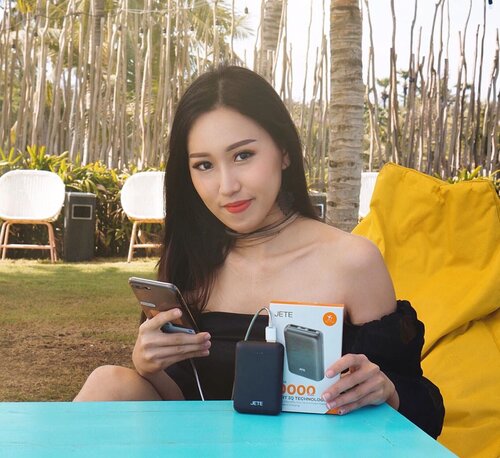 #GIVEAWAY ALERT!! 🙌🏻🙌🏻🌟🌟 Aku abis cobain pake powerbank dari @jeteindonesia ini super ngebantu banget guys! Travelling jadi tenang karena isinya cukup banyak buat charge 2 hape (bisa juga utk charge device2 kalian yang lain), bisa dibawa ke pesawat, nggak terlalu berat dan disainnya juga oke. 😁😁 Pasti pada mau kan Powerbank kece dan fast charging ini? Produknya ngga usah di ragukan lagi karena ada garansi 12 bulan rusak ganti baru! 😉.Nah, aku dan @jeteindonesia akan bagi-bagi produk dari @jeteindonesia dan akan ada 37 pemenang!FREE bagi followers tercinta aku yang beruntung✨✨Cara gampang banget! Ikutin rules berikut:1. Khusus followers @jessica_ie dan @jeteindonesia (kalau belum follow, bisa follow sekarang juga!)2. Spam like di akun @jeteindonesia3. Jika sudah, like dan komen “(Harapan untuk JETE kedepan)” di postingan ini dan tag minimal 2 teman kamu untuk ikutan juga. Spread the news☺️4. Udah deh tinggal tunggu dan semoga beruntung!❤️—Pemenang akan diumumkan dua minggu setelah postingan ini di akun @jeteindonesia. Goodluck all!☺️.#clozetteid #giveawayindo #influencerbali #influencersurabaya #influencersby