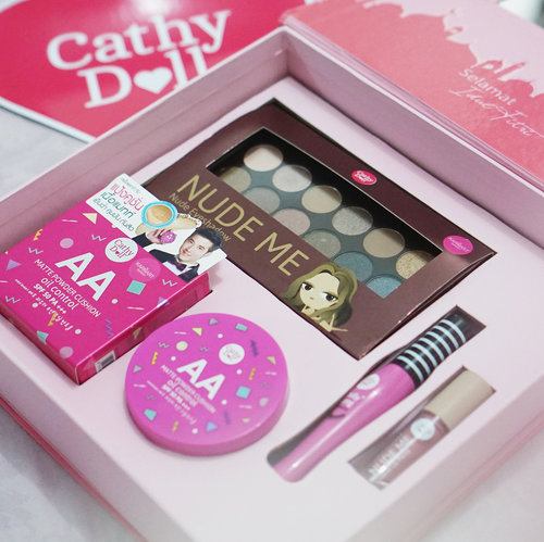 The joy about getting this beautiful package for Idul Fitri from @cathydollindonesia ❤️❤️ Whats inside:
* Nude Me Eyeshadow : Nude
* AA Matte Powder Oil Control Cushion #21 Light Beige (you know I looove this product! Watch the review on my #Youtube or my previous video)
* Dolly Long Mascara
* Lip Matte in #Rose Moss

Which one makes you curious the most? 
#makeup #clozetteid #cathydollindonesia #cathydoll #beautyblogger