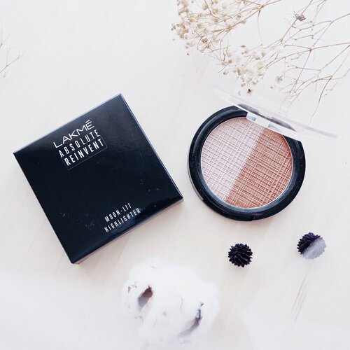 Lakme —
Absolute Reinvent Moon-lit Highlighter 👌🏻
.
A Highlighter palette based on fine velvet pearls that gives a beautiful natural-glowing finish on the skin 👏🏻
.
Fit as a strobing
Contain fine velvet pearls which make our skin glowing
Can be a highlighter and contour
.
My honest review :
The shimmer is not good enough
Powdery texture
Color - too white than a silver
Available in 2 shade - Mine is B001
The glowing effect not clear enough 🌻
.
.
.
#clozetteid 
#lakme 
#highlighter 
#review 
#potd 
#flatlay 
#makeup 
#makeupkit 
#blogger 
#bloggerindo 
#influencer 
#뷰티블로거
#대한민국
#서울
#제주
#유행
#라이프스타일
#구성하다