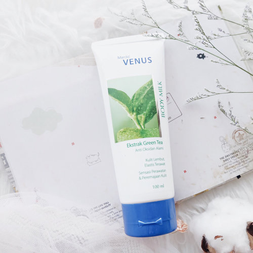 Marcks’ Venus Body Milk —
with green tea extract 😍
.
At a glance, this body milk has a same texture like body serum (on my previous post). So, when you touch and rub it, the gel will change like a liquid 👌🏻
.
Easy to absorbed on skin
Good moisturizing
The smell of milk will come out after dry (1st rub smell is 100% green tea fragrance)
Containing a green tea extract as antioxidant
Smooth and give the fresh sensation
.
Don’t forget to use it twice a day guys 🌻
.
.
.
#clozetteid 
#review 
#marcksvenus 
#bodymilk 
#potd 
#flatlay 
#blogger 
#bloggerindonesia 
#뷰티블로거
#대한민국
#서울
#제주
#유행
#라이프스타일
#구성하다