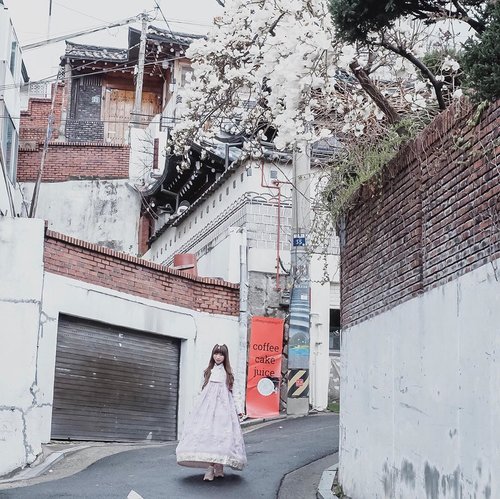 Sometimes we’re silent
because our soul knows
how it feels,
but hasn’t found the word
that the mind can understand 🌻
.
.
.
#clozetteid 
#tephtraveldiary 
#seoul🇰🇷 #seoulkorea 
#bukchon 
#bukchonhanok 
#traditionalhanbok 
#traveljournal 
#traveldiaries 
#cherryblossom
