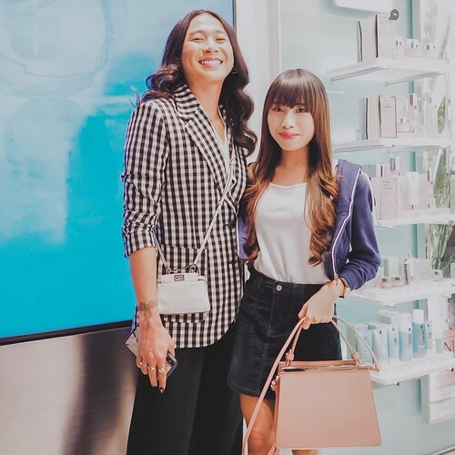 Congratulation —
for the grand opening 1st boutique of @cliniqueindonesia at Galaxy Mall, Surabaya 😍
-
Ini boutique paket lengkap, krn d dlmnya ada @cliniqueindonesia cabin, dmn kita bisa facial” manjyah juga 💯
-
Super happy juga krn finally ketemu salah satu idola di youtube @joviadhiguna 🥰 Super nice and humble person, really. Thank you @cliniqueindonesia and @dikastiff for having me 🌻
.
.
.
#clozetteid 
#ootd 
#potd 
#potd📷 
#ootdfash 
#ootdfashionindo
#ootdwatch 
#ootdinspiration 
#clinique 
#cliniqueid 
#boutique 
#grandopening 
#blogger 
#bloggerlife 
#bloggersurabaya 
#bloggerjakarta 
#influencer