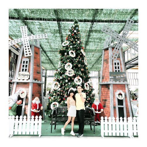 Merry Christmas everyone 🌲May the true spirit of Christmas shine in your heart and light your path. [Maaf yaa telat 2 hari gais] 😩-This Christmas season a little bit different, but I’m super happy ! Biasanya aku celebrate Christmas cuma sm keluarga aja dan out of the town. Tahun ini aku bisa rayain bareng temen”. Bisa jalan bareng, makan bareng, main bareng. Moga next bisa wujudin rencana inep brg yaa gais. Wait 😌 kita ber2 lagi bakar duit akhir” ini 🤣-Thank you so much gais !Selama 2020 kalian selalu ada d sini dan support aku through the worst and good time. Love you ☘️...#clozetteid #christmas #christmastree #christmasteve #christmas2020 #friendship #friendshipgoals #influencer #influencersurabaya #influencerjakarta