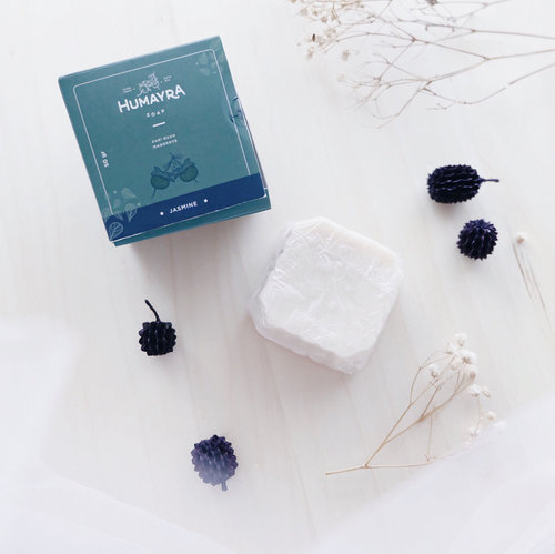 Humayra soap —Well, this is a soap which made from Magrove fruit extract and has a function to keep your skin good 👌🏻.Humayra always made their product from 100% natural ingredients, so safety for baby too.This soap doesn’t contain with detergent, so it will not make baby skin allergy..If you use this soap for your face, maybe you’ll feel a little bit dry. Other than that, your facial skin will feel tighten. Don’t worry, youd just need to apply a face lotion or serum to give back the moisturize of your skin 🌻...#clozetteid #ootd #potd #blogger #bloggerindo #humayra #humayrasoap#뷰티블로거#대한민국#서울#제주#유행#라이프스타일#구성하다