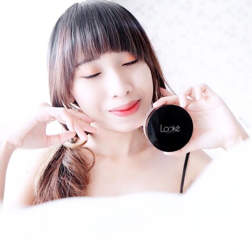 I’ve been struggle a lot,to find the right loose powder with good formulas for oily skin and flawless finish.-‘Till my friend suggest me to try @lookecosmetics Holy Smooth and Blur loose powder.This loose powder is so gwed !Texturenya super lembut, gampang banget buat d setting d wajah kita, bisa blend secara natural dlm wkt singkat, butiran powder halusnya buat hasil akhirnya keliatan smooth dan flawless. Pdhl wajah lagi parah”nya krn banyak jerawat.-Oil control formulanya, bs buat wajah aku bebas minyak lebih dari 3 jam 🙈 seneng deh, t-zone ga becek” juga. Jd makin dukung base make up yg aku pakai ☘️...#clozetteid #turnonyourperfection #lookecosmetics #loosepowder #makeupstorage #makeuphacks #settingpowder #bloggersurabaya #bloggerjakarta