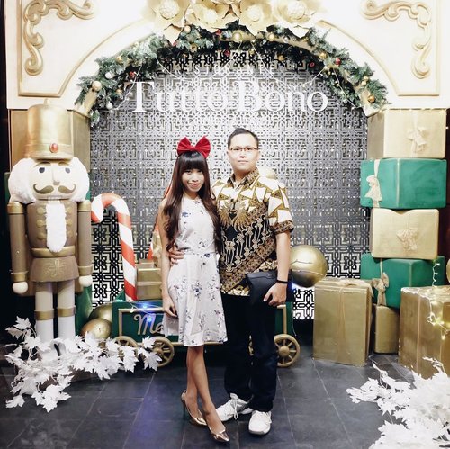 Gifts of time and love —
are surely the basic
ingredients of the truly
Merry Christmas 🌲
.
.
.
#clozetteid 
#potd 
#ootd 
#ootdfashion 
#christmas 
#christmasdinner 
#christmas2018 
#christmasdecor 
#dinner 
#dinnerdate 
#blogger 
#bloggerlife 
#bloggersurabaya 
#bloggerjakarta 
#influencer