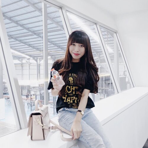 The world —is gonna judge youno matter what you doso live your lifethe you want to 🌻...#clozetteid #fashion #casualstyle #sneakers #streetstyle #bloggersurabaya #bloggerjakarta #influencer