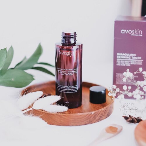 Avoskin
Miraculous Refining Toner 😍
-
Stelah amaze sama product PHTE dr @avoskinbeauty, kali ini aku cobain toner avoskin yg tga kalah terkenalnya. Banyak yg review ini bagus loh dan aku uda cobain selama 14hr.
-
What’s good?
AHA BHA PHA yg bagus untuk exfoliating — mengangkat kulit mati, kotoran, mengurangi komedo, etc
ALOE VERA untuk melembapkan, menghaluskan dan memperbaiki tekstur kulit
NIACINAMIDE + TEA TREE yg bagus untuk mengatasi masalah jarawat
Mampu mengecilkan pori-pori
Memudarkan noda hitam
Mencerahkan dan meratakan kulit wajah
Cocok untuk semua kondisi kulit
Tekstur toner seperti air
Tidak meninggalkan rasa lengket
Toner dpt cpt kering 
Down side
Kandungan AHA BHA  bs meningkatkan sensitivitas kulit terhadap sinar matahar, jd d harapkan untuk selalu menggunakan sunscreen
-
How to use :
Tuang toner ke dalam kapas, usap dr bagian tengah wajah ke luar. Ulangi hingga merata. Gunakan 2x sehari setelah proses cleansing, untuk hasil yg maksimal.
-
Efek exfoliating dr toner ini menimbulkan rasa cekit” ringan ketika d pakai. But, all is fine — kalo kulit kalian ga ada jerawat/iritasi seharusnya ga ada rasa itu. Kalo kalian pernah peeling, yaa hampir seperti itu rasanya.
-
Buat kalian yg punya masalah dgn jerawat harus coba toner ini. Ga cuma calming acne, tapi jg bisa kembaliin kulit kita jadi mulus, bersih dan cerah lagi.
-
@avoskinbeauty lagi ada diskon gede”an loh di TOKOPEDIA. Coba ketik “avoskin” dan buruan beli ! The prices is super afforable, that’s why promo di SHOPEE smp ludes gess 🍂
.
.
.
#clozetteid 
#avoskin 
#avoskinbeauty 
#avoskinskincare 
#avoskintoner 
#avoskinmiraculousrefiningtoner 
#avoskinxsurabayabeautyblogger
#surabayabeautyblogger 
#beautyreview 
#tonerwajah 
#tonerwajahberjerawat 
#rekomendasitoner 
#bloggersurabaya
#bloggerjakarta