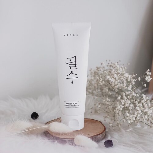 Hard for me,to find a good facial foam.Big thanks to @vicle_cosmetic for create a facial foam which good for sensitive and dry skin.-Facial foam ini memiliki pH 5.5 dan cocok untuk kalian yg punya kulit sensitive. Texturenya lembut dan ga lengket sama sekali. Foamnya tdk begitu banyak, tapi bisa angkat 100% sisa make up tanpa meninggalkan rasa kering.-Dry skin ttp cocok pakai facial foam ini krn finishnya gak kering sama sekali tapi juga engga becek d kulit. Kulit juga jadi kenyal dan alus juga loh, ga cuma bersih.-Want to try it?Go check my @charis_celeb shophttp://hicharis.net/tephieteph/dRrGet the special price and discount 🌻...#clozetteid #viclecosmetic #viclecosmetickorea#facialfoam#hicharis #hicharisofficial #charisceleb #charis