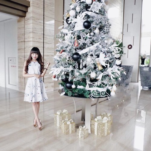 Blessed —
is the season which engages
the whole world in a conspiracy
of love 🌻
.
.
.
#clozetteid 
#potd 
#ootd 
#ootdfashion 
#ootdshare 
#christmas 
#christmasdecor 
#christmasholiday 
#christmas2018 
#blogger 
#bloggerlife 
#bloggersurabaya 
#bloggerjakarta 
#influencer