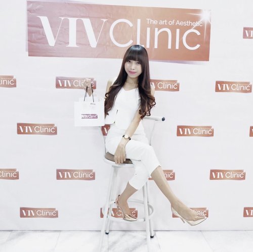 Yey —
Had so much fun today at @vivclinic with @hakunamatataid and all fellas 😍
.
Today, I got a chance to see a live demo of HYDROBUBBLE treatment at @vivclinic 👏🏻 This treatment is good for brightening, rejuvenation, lifting and lightening your facial skin 👌🏻
-
Want to try?
Come to @vivclinic (in front of Atlas sport centre) and got special 50% discount for any treatment until 13 Oct 👏🏻
-
Thank you @vivclinic x @hakunamatataid for having me 🌻
.
.
 #hakunamatataxvivclinic #hakunamatataid #vivclinic #VivHydroBubble
.
.
.
#clozetteid 
#potd 
#ootd 
#ootdfashion 
#ootdstyle 
#skinclinic 
#skin 
#skincare 
#skincareroutine 
#blogger 
#bloggerstyle 
#bloggerlife 
#bloggersurabaya 
#bloggerjakarta 
#influencer