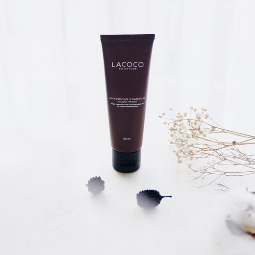 Lacoco —
Amazonian Charcoal Glow Mask 😍
.
A black charcoal masker which made from Jeju clay. The most of popular mask ingredient nowadays. Complete with scrub grains which can help to cleansing our face deep down to the pores 👌🏻
.
Charcoal contain inside the mask, has a functions to absorb the dirt, bacteria, and makeup residue. Other than that, charcoal is also controlling production of sebum 👏🏻
.
Use it regularly, can help you to prevent the pores blockage and 
lifting dead skin cells to repairing our skin texture 😍
.
I’m already tried this mask on my hand and proven their claim.
First step, you just need to cleansing your face and then applied this mask.
Second, wait 15-20 minutes and washing your face.
.
Well, I applied this mask in the left hand and then after I wash my hand, I compared with the right. I feel :
My skin more smooth
Brighten
My skin firmer
I will post the experiment video, as soon as possible on my story.
Stay Tune 🌻
.
.
#Clozetteid #skincare #LacocoXClozetteIdReview #ClozetteIDReview #ElegantforEveryone #LacocoCosvie #CosvieNaturals #LacocoEnNature
.
.
.
#potd 
#skincare 
#skincareroutine 
#mask 
#claymask 
#charcoalmask 
#review 
#blogger 
#bloggerindo 
#influencer 
#뷰티블로거
#대한민국
#서울
#제주
#유행
#라이프스타일
#구성하다