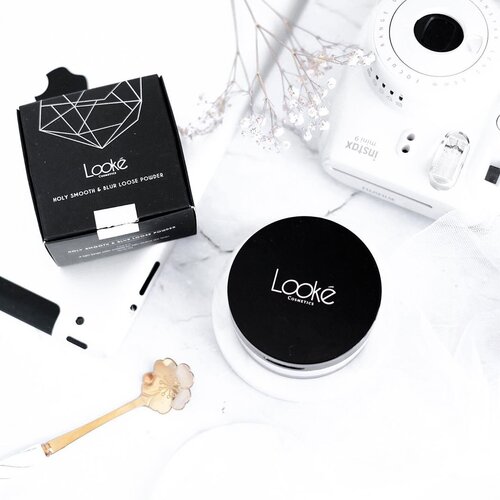 Everything that comes fastis not long lasting ☘️-In frame :Looke Holy Smooth & Blur Loose Powder..#clozetteid #lookecosmetics #loosepowder #beautyhacks #dailyfashionideas#styleinspired#styleinsporation#styleinfluencer#getintothisstyle#styledbyme#bloggersurabaya #bloggerjakarta