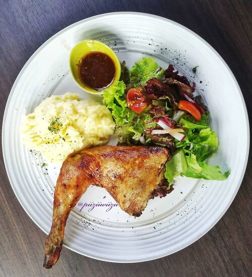 .Edisi perbaikan gizi lagi..🍗Baked Chicken gitu kalau gak salah namanya. Ini enakk banget, banyak banget, dan bikin kenyang banget..🍗Ayamnya besar, kalau bisa di ukur sih 2kali lebih besar dari yang biasa. Rasanya sih gak over dan pas. Biasanya sih pakai french fries. Tapi disini aku minta untuk di ganti sama mashed potato. Dan gak boong rasanya enaakkk bangett.....🍛Untuk sausnya terbilang lumayan asin. Lebih cocok untuk dressing salad. Kalau untuk ayamnya sih agak kurang cocok karena jadi over flavor. Kalau kalian suka sih ini bisa di tambahkan..🍛Baked Chicken📌@doublethree_cafe 💸 Rp 49.000.#clozetteid #lifestyle #foodphotography #fotd #food #foodporn