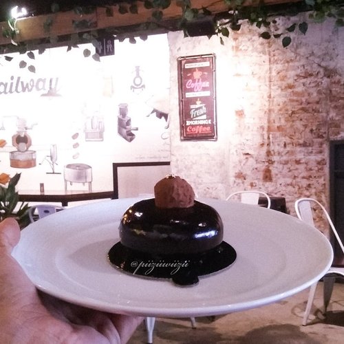 I'm having a great Morning Coffee session..This small cake is super delicious. There's a lot of surprise taste when you eat it. Pair it with "*Japanese Cold Brew*" to make it super tasty....🍰 Dome Aux 💰 Rp 30.000📌 @railway.coffee ..#clozetteid #lifestyle #food #fotd #foodgasm #foodporn