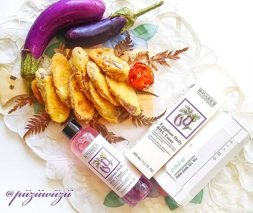 .
TEROOONGGGGGG!!!!!!!
.
Siapa disini yang hobby banget makan si ungu yang kaya banget vitamin?? Eh ini pertama kalinya aku cobain terong crispy dan juga SKINCARE terong... 😂😂😂
.
🍆 Dari sebuah artikel yang aku baca terong itu punya kandungan fitonutrien dan antioksidant yang tinggi. Teruussss..... Dalam 100gram terong mengandung serat yang terbilang tinggi sekitar 2 sampe 3gram.. Setara dengan apel dan jeruk. Masih ada lagi... Terong juga mengandung Vitamin K, Pottasium, dan Mineral yang tinggi.
.
👉 No wonder nih ada satu brand yang menjadikan terong ini menjadi skincare. Jujur sih ini pertama kalinya aku coba skincare berbahan dasar sayuran. Karena aku bukan skincare enthusiast jadi ya ini pertama kali aku coba skincare dari sayuran. Mungkin kalau berbahan dasar buah sih sudah sering banget..
.
👉 "Bonajour Eggplant Daily BHA Toner" merupakan toner dengan konsentrasi BHA dan mengandung Eggplant Fruit Extract sebesar 84.43%. Ekstrak Terong alias Eggplant Extract ini mengandung 'LUPEOL' asli yang mana diketahui sebagai ingredient untuk anti-Trouble skin. Memberikan solusi untuk kulit yang lebih cerah dan sehat.
.
👉 Mengandung Salicylic CmAcid (0.5%) yang bagus untuk mengeksfoliasi sel kulit mati dan mengontrol sekresi sebum pada kulit.
.
Kepanjangan gak sih penjelasan dari aku ini?? Tar malah jadi blogpost dah. Udin besok tunggu reviewnya di blog aku yak.....
.
Mau nyoba juga Skincare Terong Korea ini???
Cusss klik link di bio aku atauuu langsung ketik
https://hicharis.net/bellabellezhee
.
@charis_celeb 
@hicharis_official 
@bonajour_official .
#charisceleb #hicharis #bonajour_official #eggplantdailybhatoner 
#clozetteid #beauty #clozetteco #skincare #koreanskincare #eggplant #terong #korea #viral #beautyblogger #bloggerreview #bloggerperempuan #setterspace #beautybloggerindonesia #bloggermafia #bunnyneedsmakeup