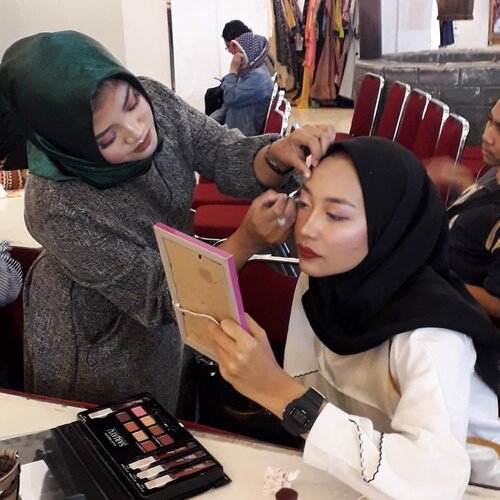 Passion Sejati Ibu Pejabat!.Pasti tau lah ya kalau passion terbesarku tuh makeup. Yang mana aku yakin dengan makeup kita bisa tampil secetar mungkin atau sepangling mungkin..Selalu deh ngerasa happy ketika bisa membagikan ilmu makeupku yang gak seberapa ini. Dalam beberapa kesempatan aku dipercaya untuk membawakan makeup class untuk para teman-teman yang pengen tampil kece dengan makeup..Suatu saat mungkin aku bisa merubah banyak hal dan membuat hal yang positif juga baik melalui makeup. Aku percaya itu. Karena makeup sendiri membawa aura positif bagi siapapun yang mencoba/memakainya..Bagiku juga makeup sebagai sebuah sarana meditasi di kala kegundahan hati melanda. (Bahasanya lebah yawlah)...Gaes hayu di coba juga share passion terbesar di hidup kalian. Dan menangkan kesempatan workshop baremg para suhu....@kumparancom@mldspot#mldspotpassion.#Clozetteid #beauty #makeup #motd #makeupclass