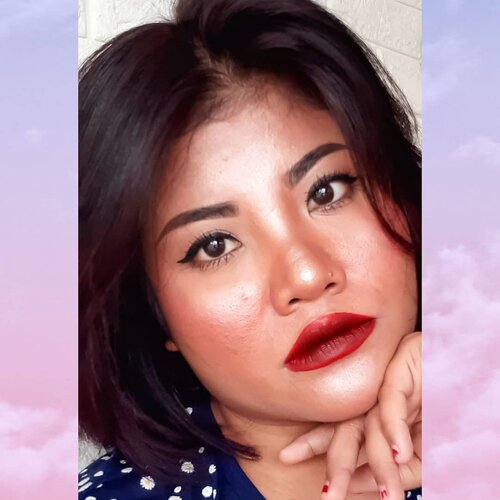 Congrats!!! You've been catfished!
.
.
Swipe to see my real face.
.
Tahu gak awalnya wajahku tuh mulus. Gara-gara stress dan pola makan yang buruk bikin wajah sehancur itu saat ini. Kesel, bete, marah, sedih, gak pede, pokoknya campur aduk. Berasa paling buruk rupa aja dari semua manusia.
.
Saking gak bisa berpikir normal aku sampai gak mau lihat kaca. Semua skincare di pakai dengan harapan bakal kinclong. Tapi taunya malah tambah parah. Akhirnya memutuskan untuk take a break. Self healing dulu selama beberapa waktu.
.
Akhirnya di tengah-tengah kegundahan dan kegalauan, dapat ilham nih. Sesuatu yang berbisik bilang kalau aku gak mencintai diri sendiri. Seketika berasa di tampar dengan keras.
.
Aku selalu merasa aku manusia paling hina karena keadaanku saat ini. Karena banyak hal yang beneran mengganggu. Dari situ aku mulai mencoba bangun dari tidur panjang. Memulai dengan mengobati luka, mencatat apa yang salah, mencoba memperbaiki yang salah, dan yang paling penting menghapus semua racun yang bikin aku hampir mati.
.
Sedikit aku belajar kalau hidup kita ini sebentar banget. Banyak yang dipertaruhkan saat kita memilih tidur panjang. My life, anakku, keluargaku, dan banyak hal lainnya. Aku juga belajar untuk mencintai diri dan lingkungan lebih banyak dari biasanya.
.
Ya intinya "its ok not to be ok. As long as you know everythings gonna be ok"
.
.
#ClozetteId #beauty #makeup #motd #selfie #selflove #catfish